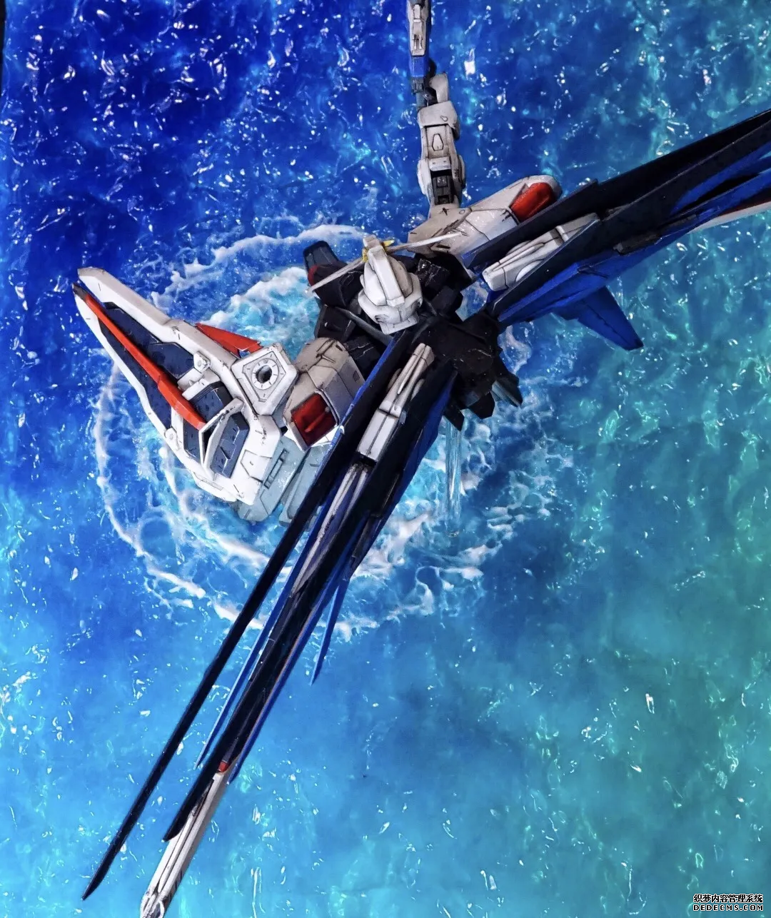 模玩（wán）控：自由（yóu）高達水中場景場景模型（xíng），水波紋很(圖4)