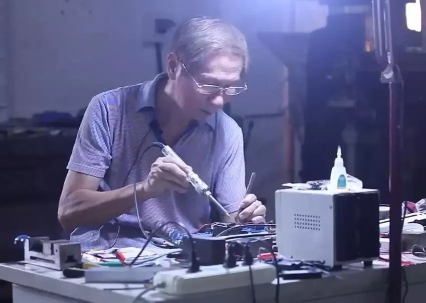 東莞六旬老（lǎo）人耗時（shí）兩年（nián）半，打造超逼真高鐵（tiě）模型(圖2)