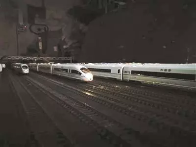 東（dōng）莞六旬老人耗時兩年半，打造超逼真高鐵（tiě）模型(圖3)