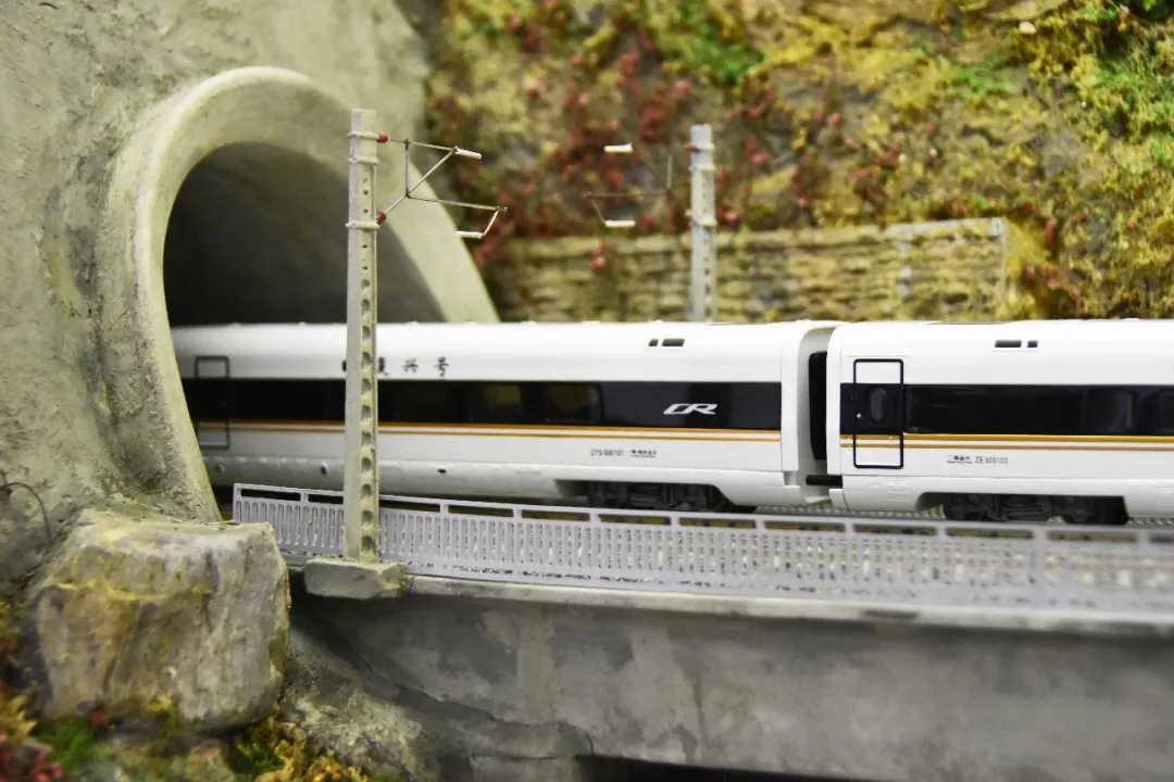 模型記錄：他們（men）將模（mó）型場景定格在中國高鐵“複(圖19)