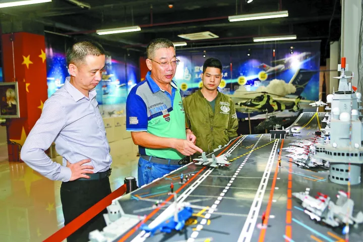 設計（jì）航模17年，他以軍事模型澆鑄（zhù）航空夢 | 百業(圖4)