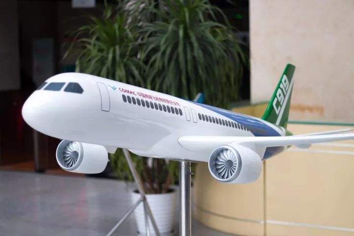 這大學，不但飛機滿天飛，連飛機模型（xíng）也是滿院(圖1)