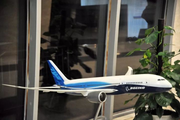 這大學（xué），不但飛機滿天飛，連飛機模型也是滿院(圖（tú）10)